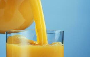 Orange Saft Gießen von Krug in Glas foto