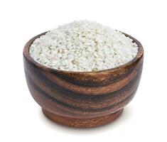Risotto Reis im hölzern Schüssel isoliert auf Weiß Hintergrund foto