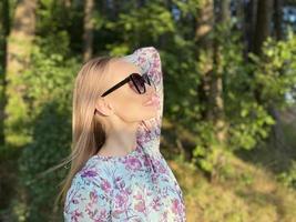 blondes Mädchen mit Sonnenbrille posiert foto