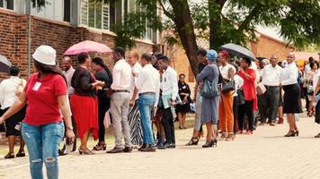 Limpopo, Südafrika, 08.02.2019 - Menschenmenge in der Nähe eines Gebäudes foto