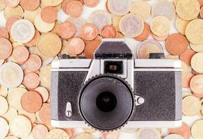 ein alt Kamera ist umgeben durch Münzen foto