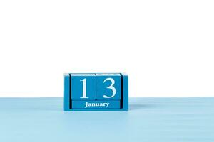 hölzern Kalender Januar 13 auf ein Weiß Hintergrund foto