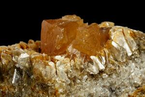 Makro Mineral Stein Schein auf ein schwarz Hintergrund foto