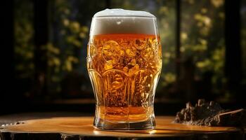 Bier Glas auf hölzern Tisch, schaumig trinken, Bernstein flüssig, erfrischend generiert durch ai foto