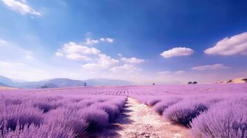 ein riesig und heiter Lavendel Feld Dehnen aus in das Distanz, Berge und ein hell Himmel im das Hintergrund. generativ ai foto