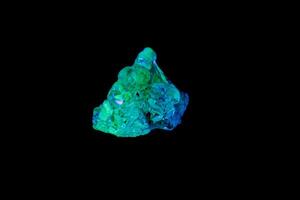 Makro Mineral Stein Opal unter ultraviolett Licht auf ein schwarz Hintergrund foto