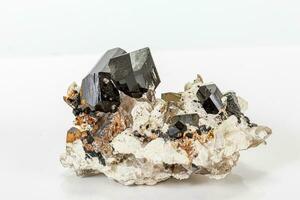 Makro Turmalin Mineral Stein auf Weiß Hintergrund foto