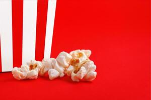 Glas mit Popcorn auf ein rot Hintergrund foto