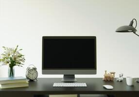 PC auf dem Schreibtisch im Büro platziert foto