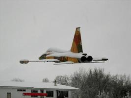 soria, spanien, 26. september 2021 - kriegsflugzeug fliegt an einem verschneiten tag foto