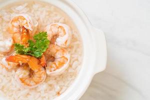 gekochte Reissuppe mit Garnelen foto