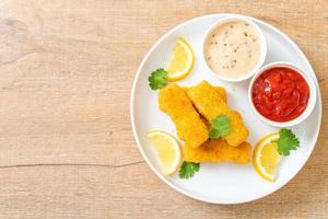 gebratene Fischstäbchen oder Pommes frites foto