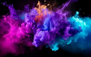 Blau und lila farbig Pulver Explosionen Über schwarz Hintergrund. holi Farbe Pulver Spritzen. foto