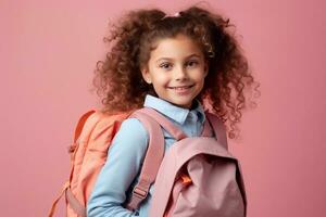 ein Bild von Porträt von ein süß wenig Mädchen mit lockig Haar und ein Rosa Rucksack auf ein Rosa Hintergrund generativ ai foto