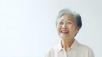 schließen oben Foto von ein 80 Jahre alt Chinesisch Frau Lachen mit Alzheimer Krankheit auf Weiß Hintergrund. generativ ai