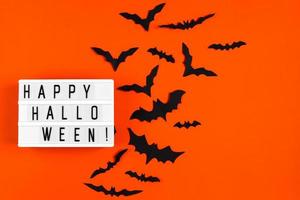 Halloween-Konzept. festliche Dekorationen. Fledermäuse auf orangem Hintergrund. foto