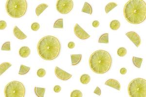 Zitronen- und Limettenscheibe und frische Zitrusfrüchte auf weißem Hintergrund. foto