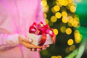 Hände halten Geschenkbox. Glück, Weihnachten oder Neujahr Konzept. foto