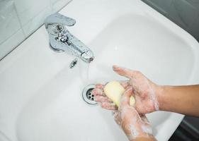 Nahaufnahme männliche Hände Händewaschen mit Seife.