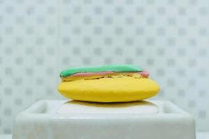 Seifenschicht und bunte Seife in der Toilette und im Badezimmer. foto