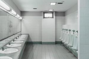 öffentliche Toilette und Badezimmer mit Waschbecken und Toilettenraum.