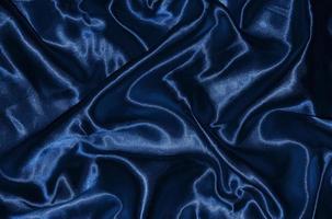 Hintergrund und Tapete aus tiefblauem Stoff und gestreiftem Textil foto