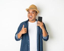 Mann mit Telefon auf weißem Hintergrund foto