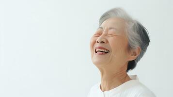 schließen oben Foto von ein 80 Jahre alt Chinesisch Frau Lachen mit Alzheimer Krankheit auf Weiß Hintergrund. generativ ai