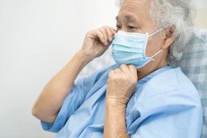 asiatische ältere Patientin mit Maske zum Schutz des Coronavirus. foto
