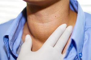 asiatischer Patient hat eine abnormale Vergrößerung der Schilddrüse im Rachenbereich foto