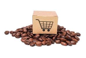 Einkaufswagen auf Kaffeebohnen, Import-Export-Handel online foto