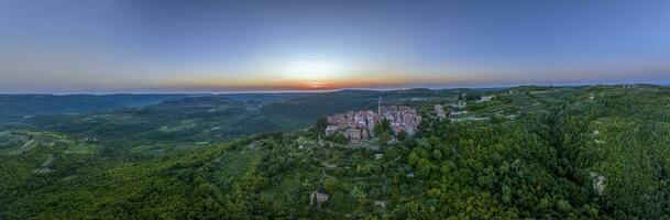 Drohne Panorama Über das historisch Künstler Stadt, Dorf von groznjan im zentral Istrien beim Sonnenuntergang foto