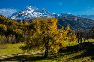 Landschaft von das Französisch Alpen im Herbst foto