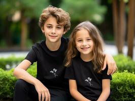 süß Geschwister oder Freund, Junge und Mädchen tragen leer leeren schwarz T-Shirt Attrappe, Lehrmodell, Simulation zum Design Vorlage, ai generiert foto