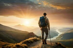 ein Mann mit ein Rucksack und Wanderung Stangen steht auf ein Berg oben beim Sonnenuntergang. KI-generiert foto