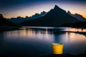 ein Gelb Tasse sitzt auf das Kante von ein Felsen mit Blick auf ein See. KI-generiert foto