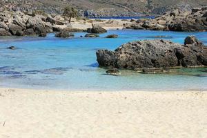 blaue lagune kedrodasos strand kreta insel roter sand wasser hintergrund foto