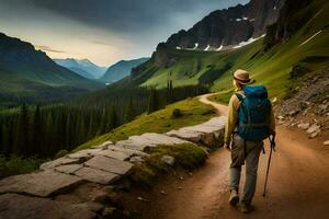 ein Mann mit ein Rucksack Spaziergänge Nieder ein Pfad im das Berge. KI-generiert foto