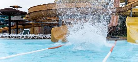 Person im Pool planschen foto