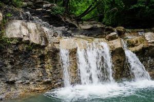 wunderschöner tropischer Wasserfall foto