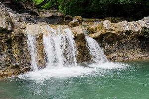 wunderschöner tropischer Wasserfall foto