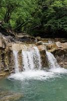 wunderschöner tropischer Wasserfall foto