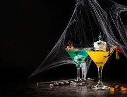 beängstigend bunte Halloween-Cocktails mit Partydekoration im Dunkeln foto