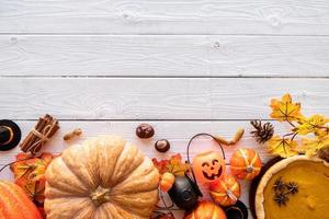 hausgemachter Kürbiskuchen mit Herbstlaub auf rustikalem Hintergrund, Ansicht von oben foto