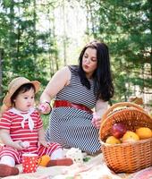 interracial familie von mutter und tochter im park beim picknick foto