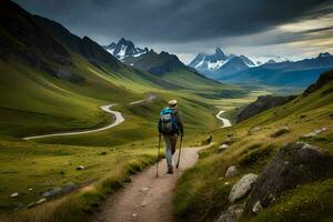 ein Mann mit ein Rucksack Spaziergänge entlang ein Pfad im das Berge. KI-generiert foto