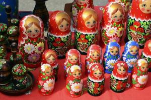 Spielzeug des slawischen Volkes, Volkspuppen Matrjoschka werden verkauft foto