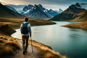 ein Mann mit ein Rucksack Spaziergänge entlang ein Weg in der Nähe von ein See. KI-generiert foto