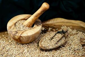 ein Stapel von Dinkel Triticum aestivum spelta auf Olive Holz foto