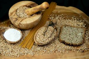 ein Stapel von Dinkel Triticum aestivum spelta auf Olive Holz foto